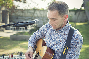 Le chanteur joue de la guitare